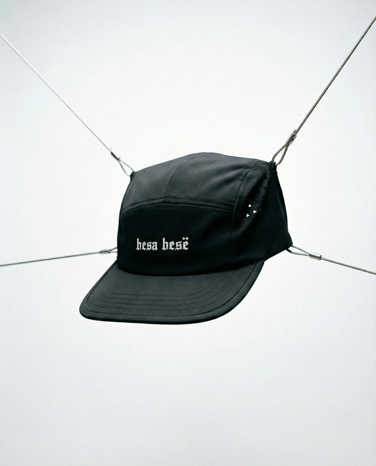 Black cap with 'hesa hesé' text on a white background