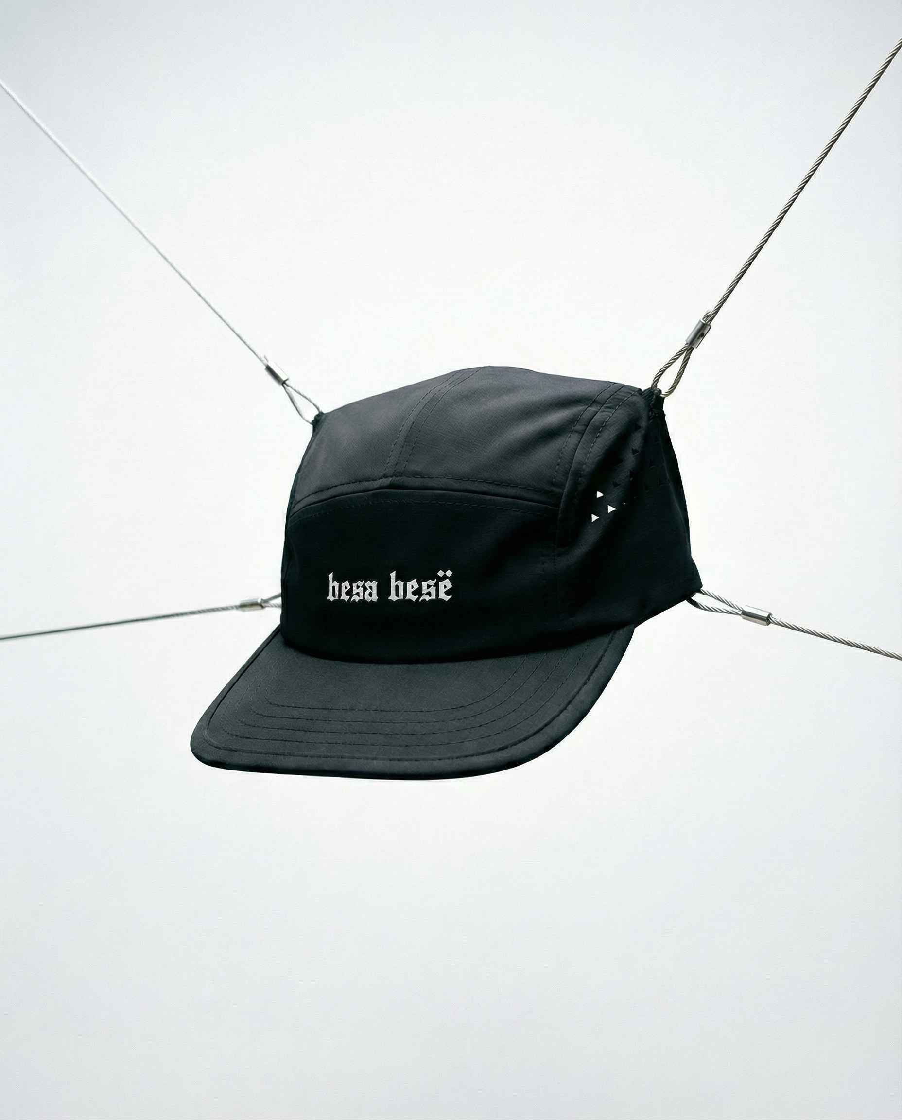 Black cap with 'hesa hesé' text on a white background